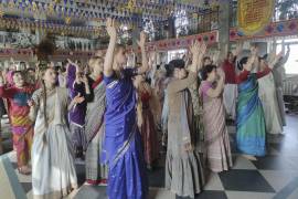Una de las ceremonias en el templo de Hare Krishna de Kiev. La guerra ha reducido la exposición pública de los devotos del movimiento internacional Hare Krishna en Ucrania.