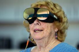 Karen Audet, una maestra de escuela primaria jubilada de 82 años, usa un auricular VIVE Flow mientras participa en la terapia de realidad virtual inmersiva Mynd en John Knox Village.