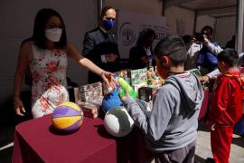 Niñas y niñas de la alcaldía Benito Juárez acudieron a canjear sus armas de juguete por juguetes didácticos como parte del programa Sí al Desarme. Sí a la Paz | FOTO: CUARTOSCURO