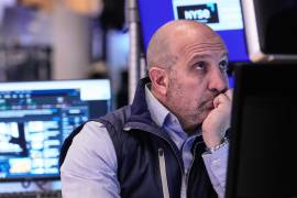 El especialista James Denaro trabaja en su puesto en el piso de la Bolsa de Valores de Nueva York.