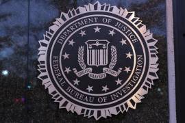 El escudo del Buró Federal de Investigaciones, FBI por sus siglas en inglés, en las oficinas generales del organismo en Washington, autoridad que lleva a cabo las indagaciones sobre el caso. FOTO: