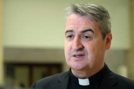 El reverendo Andrew Small, un sacerdote oblato de María Inmaculada nacido en Gran Bretaña, director ejecutivo de Missio Corp., durante una conferencia de prensa en el Vaticano, el sábado 25 de marzo de 2023.