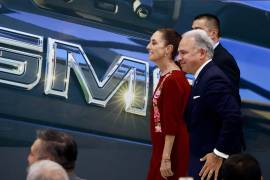 Junto con la presidenta Claudia Sheinbaum, Francisco Garza, CEO de GM México, confirmó la llegada de la producción de Aveo y Groove a Ramos Arizpe.