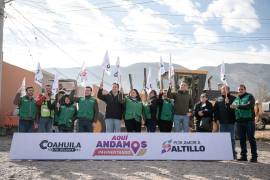 El alcalde Javier Díaz González (quinto de izquierda a derecha) da el banderazo de inicio a la pavimentación en la colonia Loma Blanca, beneficiando a cientos de familias.