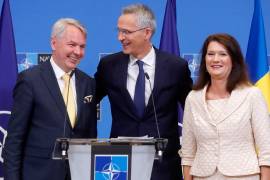 El secretario general de la OTAN, Jens Stoltenberg (c), el ministro de Asuntos Exteriores de Finlandia, Pekka Haavisto (i), y la ministra de Asuntos Exteriores de Suecia, Ann Linde en Bruselas, Bélgica.