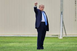 El presidente de Estados Unidos, Donald Trump, hace un gesto mientras camina para subir al Marine One en la Ellipse, el viernes 14 de agosto de 2026, cerca de la Casa Blanca en Washington.