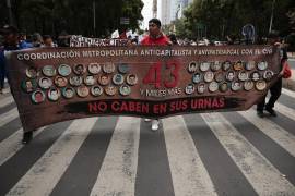 Familiares y amigos de los 43 estudiantes desaparecidos de Ayotzinapa protestan, el 26 de julio de 2023, en Ciudad de México (México).