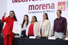 Andrea Chávez mostró su solicitud de registro para ser aspirante a la gubernatura de Chihuahua