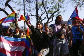 Integrantes de la comunidad LGBTIQ+ se manifiestan al exterior del Congreso del Estado de Jalisco, en 6 de abril de 2022, en la ciudad de Guadalajara, estado de Jalisco (México).