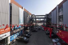 Un mercado de materiales de construcción en las afueras de Ningbo, China. La caída del valor de las viviendas ha reducido el gasto de los consumidores en Ningbo.