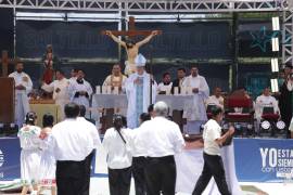 El obispo Hilario González García encabezó la celebración eucarística ante jóvenes de diferentes comunidades religiosas.