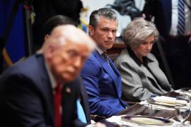 El secretario de Defensa, Pete Hegseth, escucha mientras él y la jefa de despacho de la Casa Blanca, Susie Wiles, acompañan al presidente Donald Trump, a la reunión con el primer ministro australiano, Anthony Albanese. FOTO:
