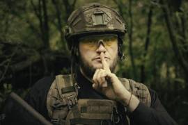 Un soldado ucraniano posa para la cámara con el dedo sobre los labios en un lugar no revelado de Ucrania.