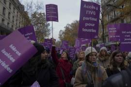 La protesta en ocasión del Día Internacional para la Eliminación de la Violencia contra las Mujeres, en París, el 23 de noviembre del 2024. FOTO: AP.