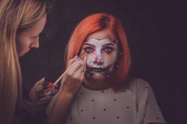 Maquillaje y máscaras de latex, son los recursos más utilizados para disfrazarse en estos días de Halloween y Día de Muertos, provocando disfraces espectaculares de Catrina, monstruos, seres fantásticos y glamurosos.