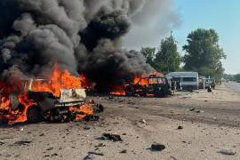 En esta imagen proporcionada por el Servicio Ucraniano de Emergencias se ve fuego en un lugar alcanzado por un bombardeo ruso en Pechenihy, región de Járkiv, Ucrania.