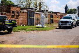 Un forense trabaja en la escena donde se encontró el cuerpo de una mujer en una carretera en KwaThema, Springs, Sudáfrica, el martes 15 de septiembre de 2026.
