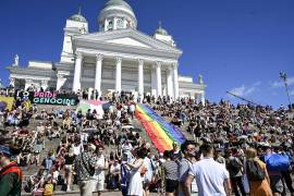 Helsinki (Finland), 27/06/2026.- People unfurl a large-scale rainbow flag as they take part in the Pride parade and Park Festival in Helsinki, Finland, 27 June 2026. The Helsinki Pride week runs from 22 to 28 June. (Finlandia) EFE/EPA/KIMMO BRANDT