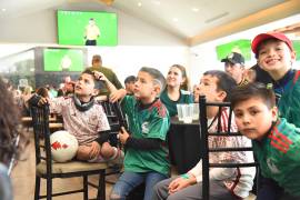 Saltillo Coahuila Mexico, sabado 26 de noviembre del 2022. Para disfrutar el partido de México vs Argentina parejas, grupos de amigos y familias asistieron a los principales restaurantes de la ciudad la tarde del sábado 26 de noviembre. Los asistentes disfrutaron de una cálida y emotiva reunión degustando las botanas, bebidas y los diferentes platillos acompañados con la emoción de ver al equipo de México jugar contra la selección de Argentina.