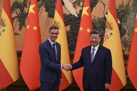 El presidente chino, Xi Jinping, recibe al presidente del Gobierno, Pedro Sánchez, antes de mantener un encuentro en el Gran Palacio del Pueblo de Pekín.