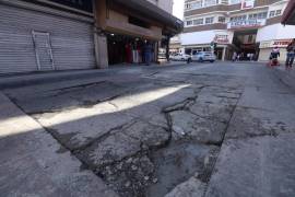 La calle Manuel Acuña, clave para el transporte público y privado, muestra evidentes signos de deterioro debido al constante paso de vehículos.