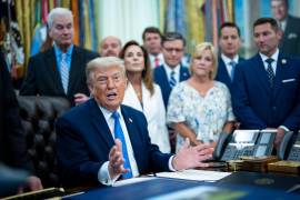 El presidente Donald Trump, rodeado de miembros de su gabinete y asesores, en la Oficina Oval. Trump y su secretario de Defensa, Pete Hegseth, han roto el protocolo militar al anunciar públicamente sus planes de ataque a Irán.