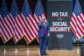 El candidato presidencial republicano Donald Trump hace un gesto durante un mitin de campaña en el Harrah’s Cherokee Center en Asheville, Carolina del Norte.