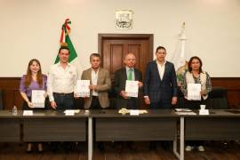 Autoridades estatales y universitarias asistieron a la presentación, incluyendo al secretario de gobierno y al rector de la UAdeC.