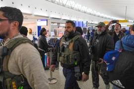 Agentes federales de inmigración caminan por la Terminal 5 del Aeropuerto Internacional John F. Kennedy (JFK) en el distrito de Queens, Nueva York, el lunes 23 de marzo de 2026. (Foto AP/Ryan Murphy)