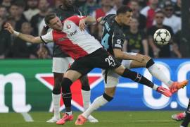 Santiago Giménez tuvo una participación discreta en la goleada del Bayer Leverkusen ante su equipo.