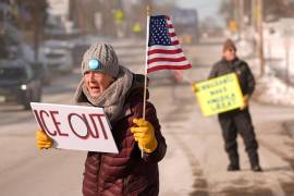 Rosie Grutze protesta contra la presencia del Servicio de Inmigración y Control de Aduanas de Estados Unidos (ICE, por sus siglas en inglés), el miércoles 21 de enero de 2026, en Portland, Maine.