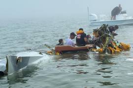 Autoridades y voluntarios acudieron en ayuda tras el choque de avión de la Marina mexicana cerca de Galveston, Texas.