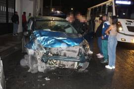 El Chevrolet Aveo fue proyectado hacia la banqueta tras colisionar en el cruce de calles 26 y el bulevar Morelos.