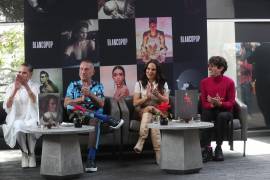 Los estilista Juan de Dios Ramírez (2i) y Alberto Escamilla (d), junto a Ofelia Medina (i) y Kate del Castillo (2d) durante la presentación del libro Blancopop en Ciudad de México (México).