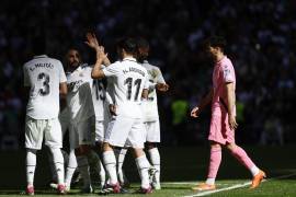 El delantero del Real Madrid Marco Asensio celebra su gol con sus compañeros, durante el partido de LaLiga entre Real Madrid y RCD Espanyol en el Santiago Bernabéu.