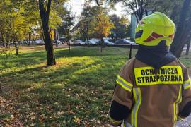Un bombero vigila cerca de una escuela donde ocurrió un ataque, el 7 de octubre de 2026, en Ostroleka, Polonia.