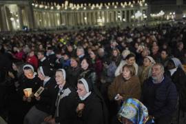 Fieles católicos se reúnen para rezar el Rosario por el papa Francisco en la plaza de San Pedro del Vaticano, el sábado 8 de marzo de 2025. FOTO: