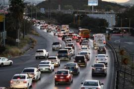 Elementos de Tránsito Municipal supervisan el flujo vehicular en avenidas principales de Saltillo durante las horas pico.
