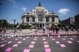Madres de víctimas de feminicidio y desaparición forzada realizan jornada de visualización y exigencia de seguimiento a casos frente al Palacio de Bellas Artes en Ciudad de México.