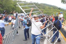 OAXACA DE JUÁREZ, OAXACA, 11SEPTIEMBRE2026.- Integrantes de la Sección 22 de la Coordinadora Nacional de Trabajadores de la Educación (CNTE), tuvieron un conato de bronca al internar aproximarse al auditorio Guelaguetza en donde la presidenta Claudia Sheinbaum tendría un acto. Los profesores marcharon hacia el recinto y fueron contenidos por vallas y un grupo de personas con quienes sostuvieron golpes y empujones, al final realizaron un mitin y se retiraron de la zona. FOTO: CAROLINA JIMÉNEZ/CUARTOSCURO.COM