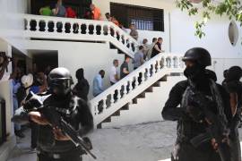 Colombianos y haitianos implicados en el asesinato en 2021 del presidente haitiano Jovenel Moisés son escoltados esposados a su audiencia judicial en Puerto Príncipe, Haití, el 26 de mayo de 2025.
