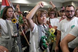 La activista sueca Greta Thunberg llega al Aeropuerto Internacional Eleftherios Venizelos en Atenas, después de ser deportada de Israel por participar en una flotilla de ayuda con destino a Gaza.