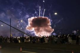Durante un show de fuegos artificiales en Düsseldorf, una falla en la pirotecnia provocó una explosión que causó pánico y numerosos heridos. FOTO: