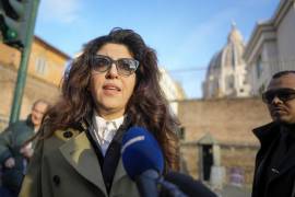 La especialista en relaciones públicas Francesca Chaouqui habla con los periodistas a su llegada para testificar en un juicio en el Vaticano, el 13 de enero de 2023.
