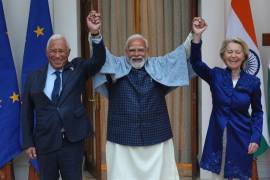 El primer ministro indio, Narendra Modi (v), da la bienvenida al presidente del Consejo Europeo, Antonio Costa (i), y a la presidenta de la Comisión Europea, Ursula von der Leyen en Nueva Delhi, India.