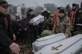 Un funeral el domingo pasado por las víctimas de un ataque ruso contra un edificio residencial en Ternopil, Ucrania occidental.