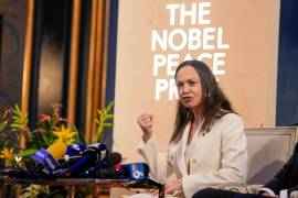 La premio Nobel de la Paz María Corina Machado habla durante una conferencia de prensa en el Grand Hotel de Oslo, Noruega.