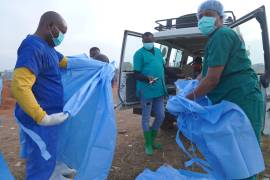 Trabajadores sanitarios se desinfectan tras enterrar a víctimas de ébola en Bunia, provincia de Ituri, República Democrática del Congo.