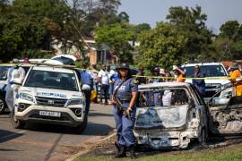Un agente de policía, cerca del lugar donde se produjo un tiroteo durante una fiesta en una casa en KwaMakhutha, al sur de la ciudad de Durban, Sudáfrica.