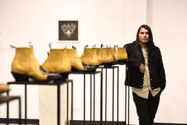 El calzado del norte ‘graba’ su huella en la exposición ‘Fábulas’ de Vinicio Fabila en Saltillo
